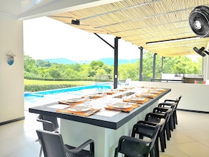 A dining area with a pool view, outdoor seating, and a fan. - Excepcional CASA FINCA piscina wi-fi tv (Tocaima)