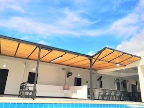 基础别墅 | 起居区 | 55-英寸液晶电视(配备有线频道)