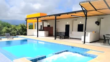 Außenpool, Liegestühle