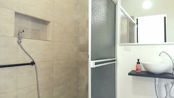 Ducha, toallas, jabón, papel higiénico