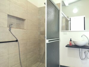 Buồng tắm vòi sen, khăn tắm, xà phòng, giấy vệ sinh 