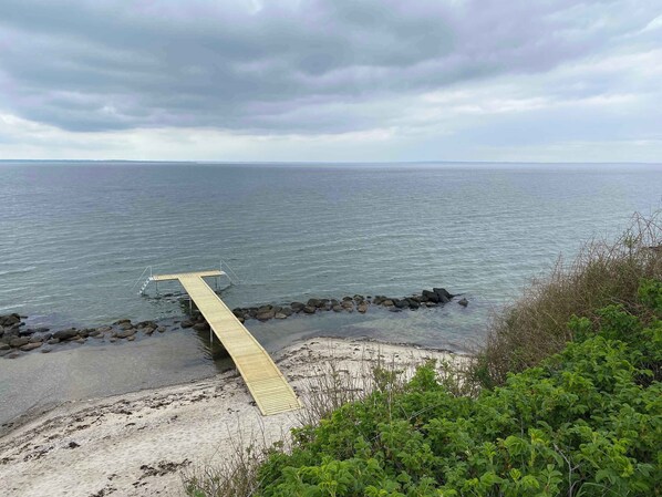 Unclassified image, 1 of 41, button