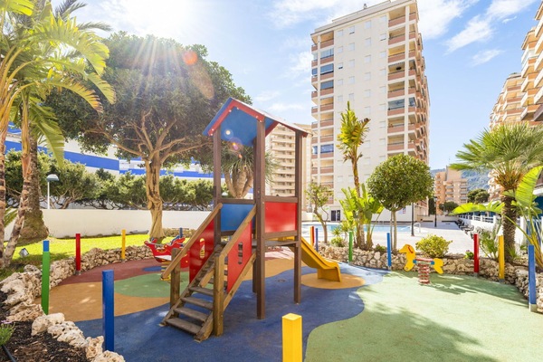 L'Eau, Bâtiment, Ciel, Propriété, Piscine, Nuage, Fenêtre, Plante, Bleu Azur, Plan D'Eau