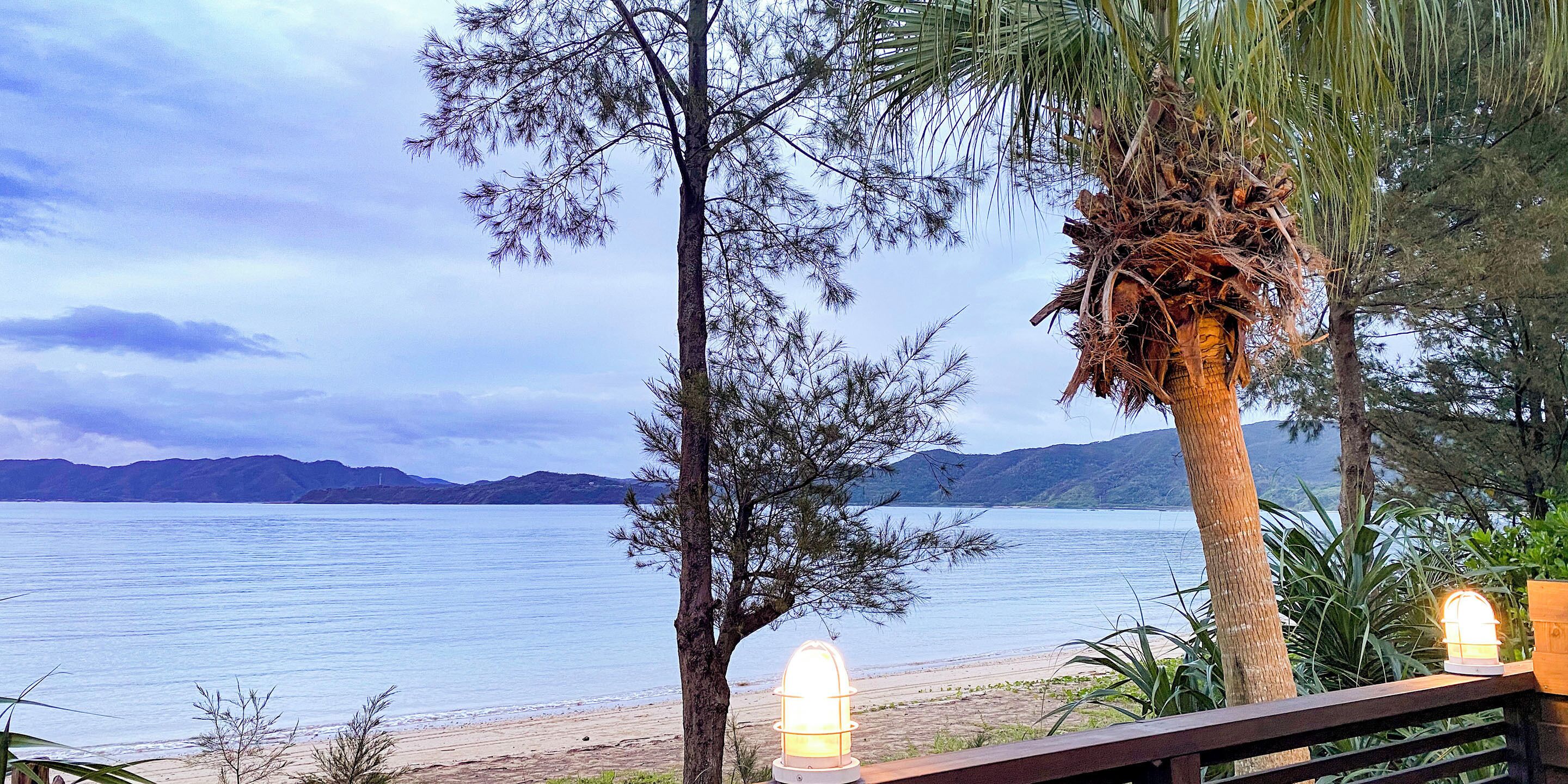 Een privéstrand, wit zand, cabana's (toeslag), ligstoelen aan het strand