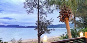 Privat strand, vit sandstrand, cabanor (tilläggsavgift) och solstolar