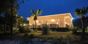 Decoración personalizada, escritorio y espacio para trabajar con laptop 