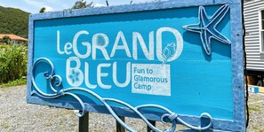 A sign for LeGrand Bleu camp with a starfish and anchor design. - Le Grand Bleu (Tatsugo)