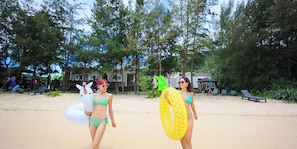 Bãi biển riêng, cát trắng, nhà lều trên biển, ghế dài tắm nắng 