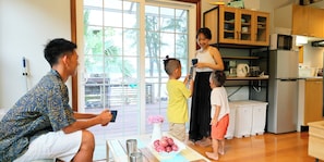Phòng Suite Royal, nhiều giường | Khu phòng khách | TV màn hình phẳng 40-inch có truyền hình kỹ thuật số, iPod dock
