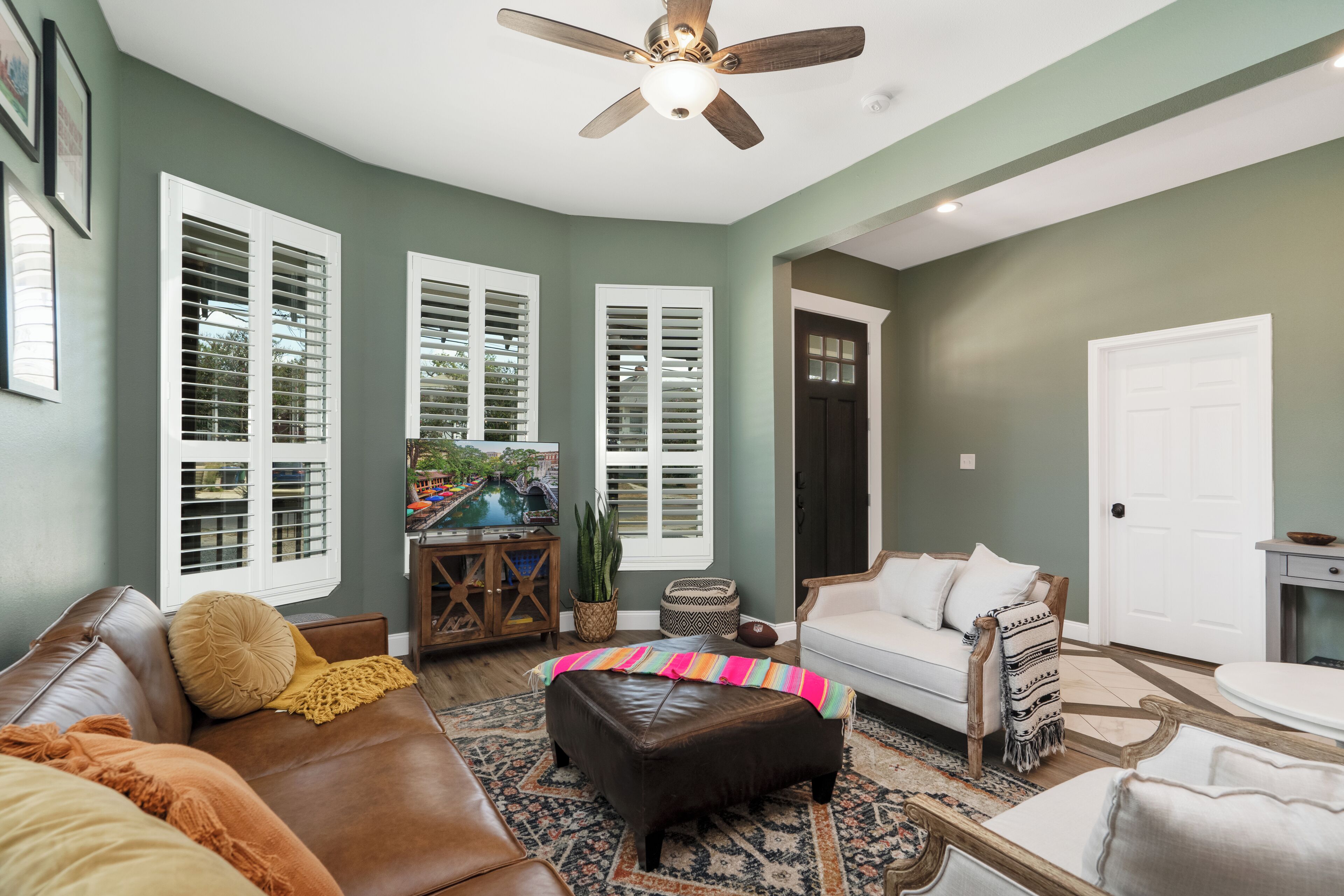 Téléviseur connecté, table de baby-foot, livres