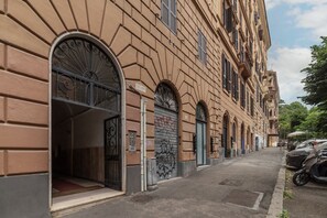 A building with arched windows and a gated entrance. - GuestHost - Trastevere Three Luxury Rooms (Roma)
