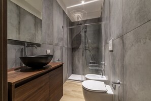 Een douche, een haardroger, een bidet