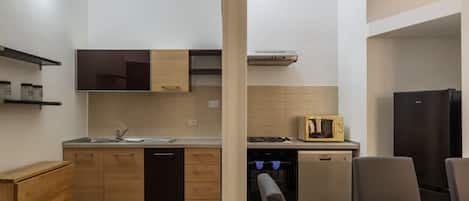 Frigorifero, microonde, forno, piano cottura