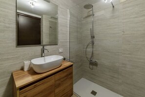 Douche, sèche-cheveux, bidet