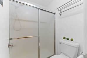 Douche, serviettes fournies, savon, papier toilette