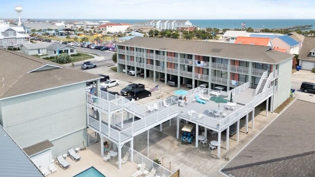 Um hotel com piscina, área de estar ao ar livre e vista para o mar.
