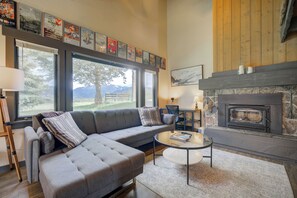Smart TV, fireplace - Indoor Pool & Hot Tub Open 24/7! Cozy 2-bedroom condo next to Town Center! (Gallatin Gateway)