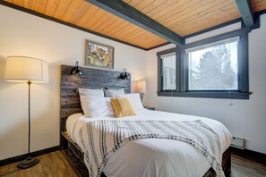 2 slaapkamers, een bureau, een strijkplank/strijkijzer, reisbedje