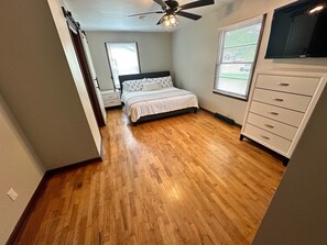 3 bedrooms, desk, travel cot, free WiFi