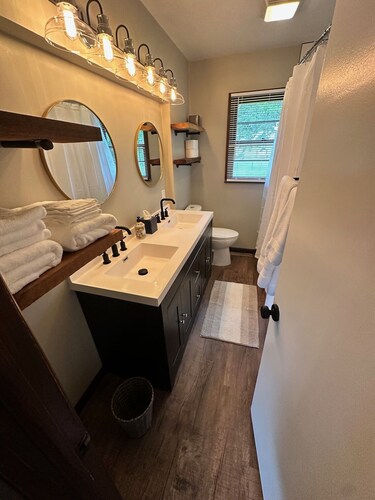 Cozy on Campus! Keep it simple at this centrally-located place on the KU Campus.