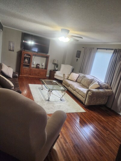 Charming 3-bedroom house with 65in smart tv, Wifi, and central heat/air in town!