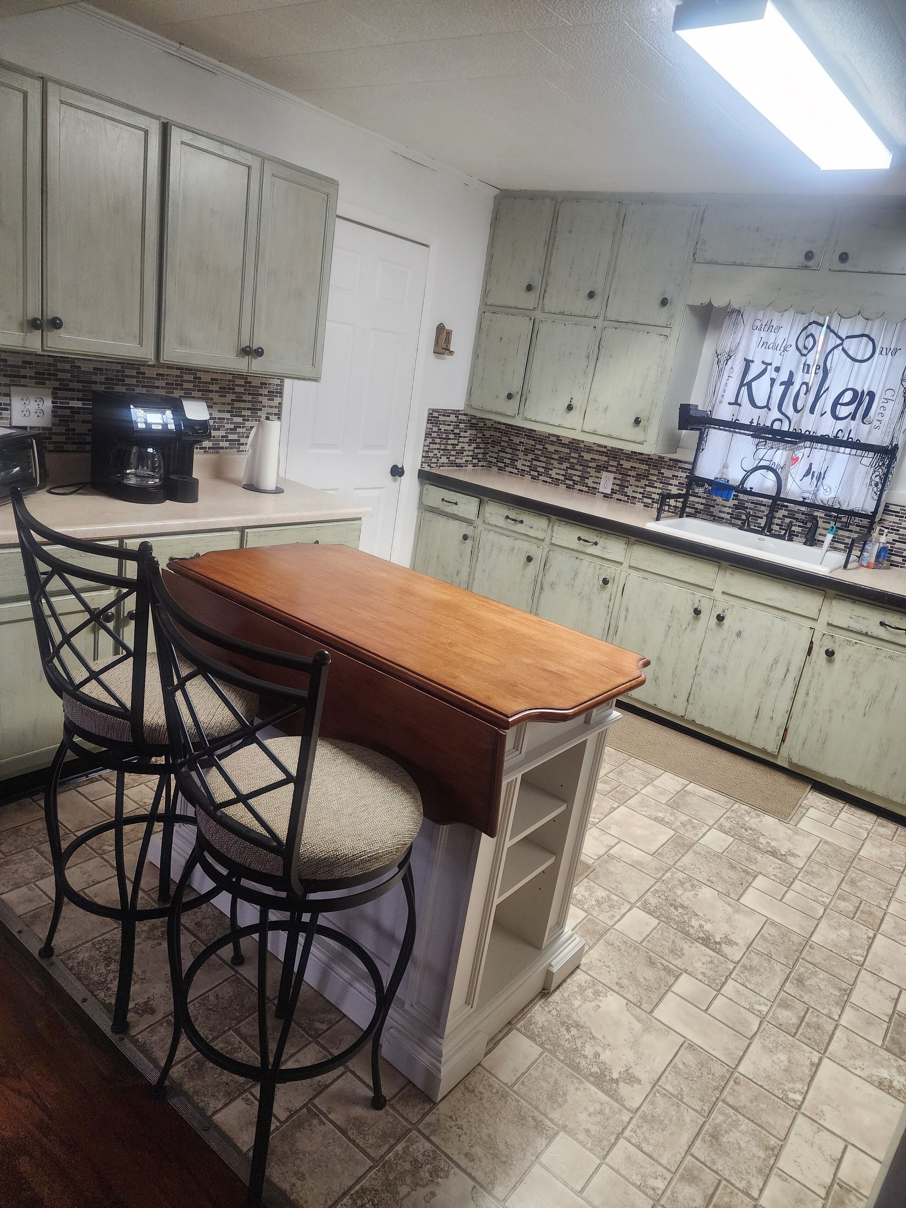 Micro-ondes, four, plaque de cuisson, cafetière/bouilloire