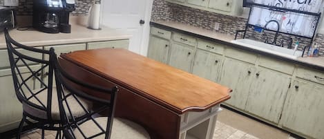 Een magnetron, een oven, een kookplaat, een koffiezetapparaat/waterkoker