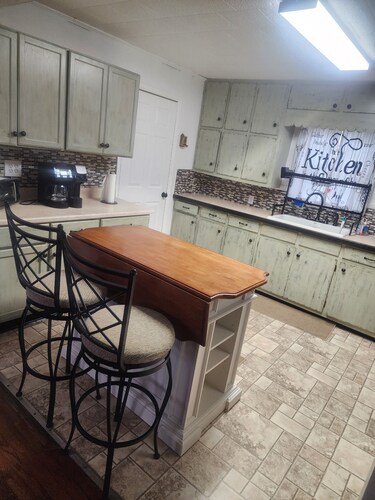 Charming 3-bedroom house with 65in smart tv, Wifi, and central heat/air in town!