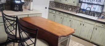 Charming 3-bedroom house with 65in smart tv, Wifi, and central heat/air in town!