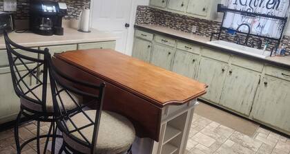 Charming 3-bedroom house with 65in smart tv, Wifi, and central heat/air in town!