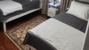 Room - Charming 3-bedroom house with 65in smart tv, Wifi, and central heat/air in town! (Melbourne)