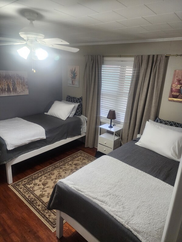 3 bedrooms, iron/ironing board, free WiFi, bed sheets - Charming 3-bedroom house with 65in smart tv, Wifi, and central heat/air in town! (Melbourne)