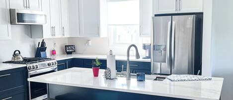 Kylskåp, mikrovågsugn, ugn och spishäll