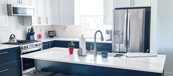 Sunset Bayside Beach House - Sleeps 14, Steps from Beach & Bay, Outdoor Shower