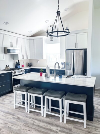 Sunset Bayside Beach House - Sleeps 14, Steps from Beach & Bay, Outdoor Shower