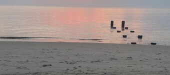 Sunset Bayside Beach House - Sleeps 10, Steps from Beach & Bay, Outdoor Shower