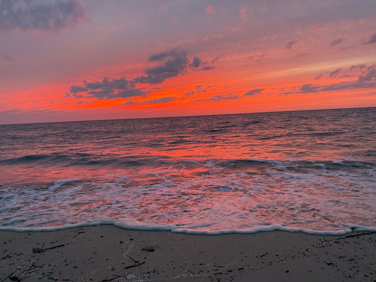 Sunset Bayside Beach House - Sleeps 10, Steps from Beach & Bay, Outdoor Shower