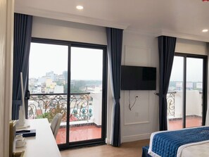 Deluxe Double Room | Premium bedding, minibar, desk, laptop workspace - Senior Hotel (Can Tho)
