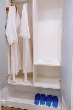 Bộ đồ giường cao cấp, minibar, bàn 