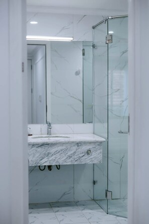 Dusche, Regendusche, Haartrockner, Bademäntel