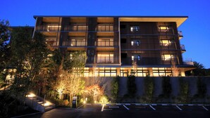 A multi-story building with a modern architectural design, featuring balconies and large windows. - BLISSTIA Hakone Sengokuhara (Hakone)