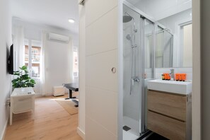 Douche, sĂšche-cheveux, serviettes fournies