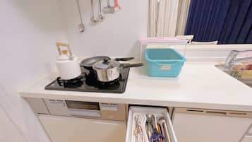 Refrigerador, microondas, parrilla de estufa y utensilios de cocina