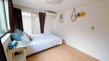 4 bedrooms, desk, free WiFi, bed sheets