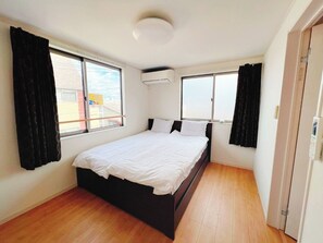 4 bedrooms, desk, free WiFi, bed sheets