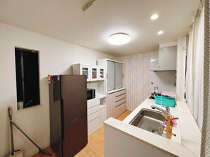 Een koelkast, een microgolfoven, een kookplaat