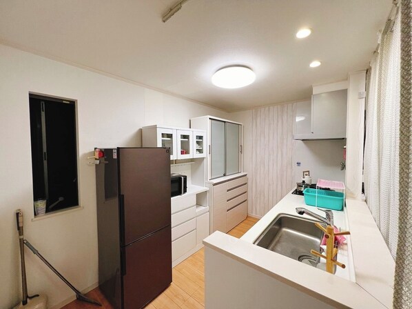 Fridge, microwave, stovetop, cookware/dishes/utensils