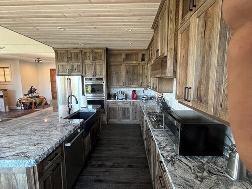 Spectacular new mountain ranch home in Cameron Montana. 30 min from Yellowstone