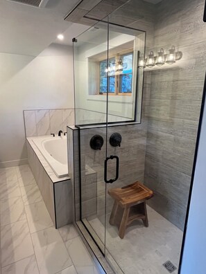 Shower, towels, soap, toilet paper - Spectacular new mountain ranch home in Cameron Montana. 30 min from Yellowstone (Cameron)