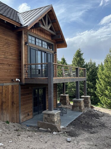 Spectacular new mountain ranch home in Cameron Montana. 30 min from Yellowstone